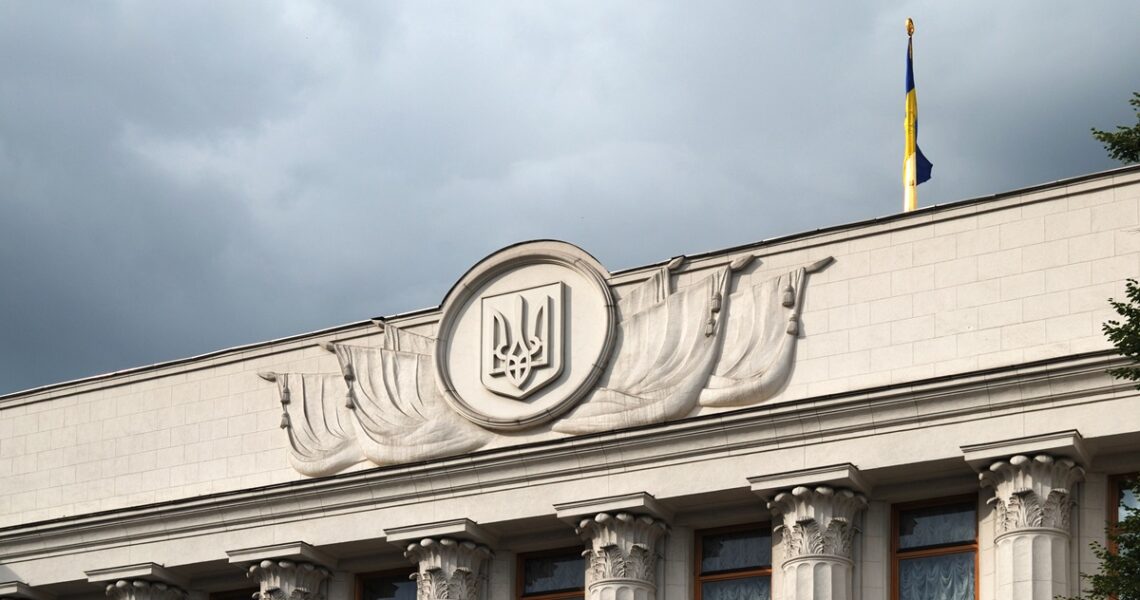 Новини України - У Раді пропонують дозволити військові контракти 60+