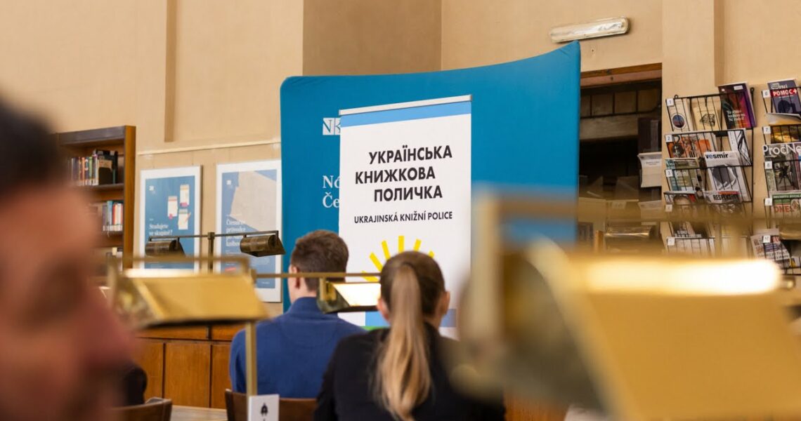 Олена Зеленська відвідала Національну бібліотеку Чехії, де відкрили українську книжкову поличку