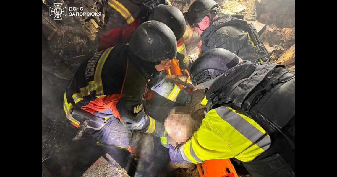 У Запоріжжі рятувальники ліквідовують наслідки масованого ворожого обстрілу