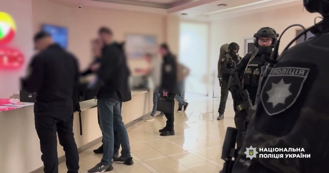 Привласнили кошти однієї з найбільших нафтопереробних компаній України: поліція провела 50 обшуків