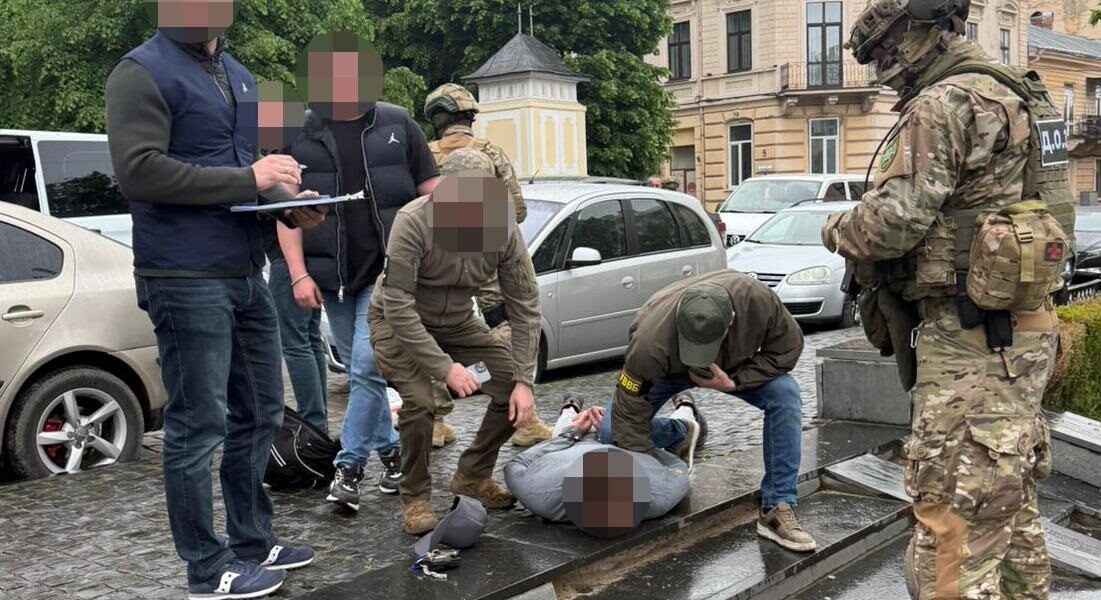 Новини України - На Буковині затримали правоохоронця за організацію схеми для ухилянтів