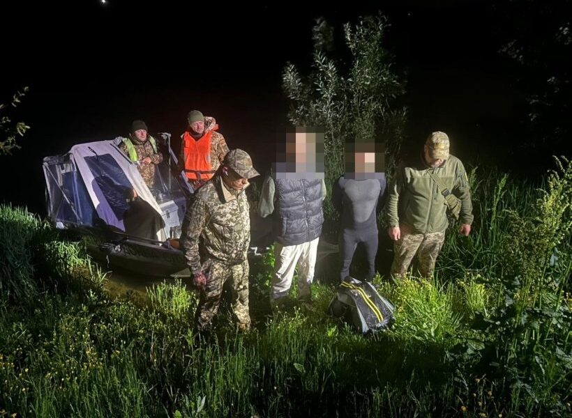 Новини України - На Дністрі виловили двох "плавців" у гідрокостюмах