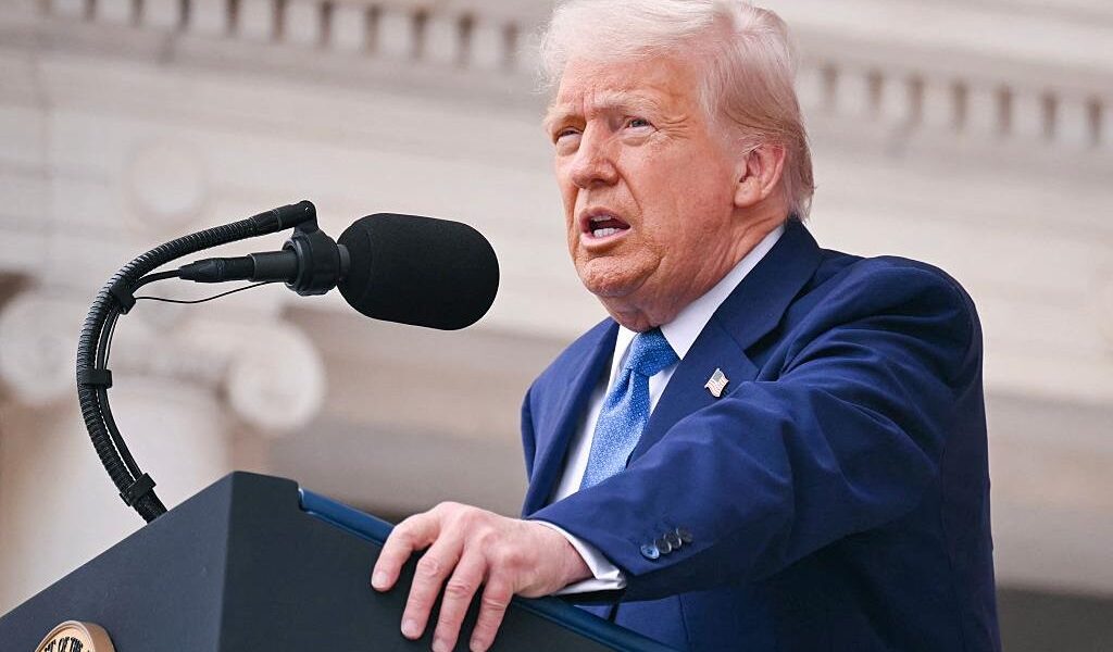 Новини світу - Трамп розглядає рішення щодо зброї Україні - ЗМІ