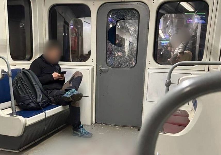 Новини Києва - У Києві п'яний хлопець розбив скло у вагоні метро