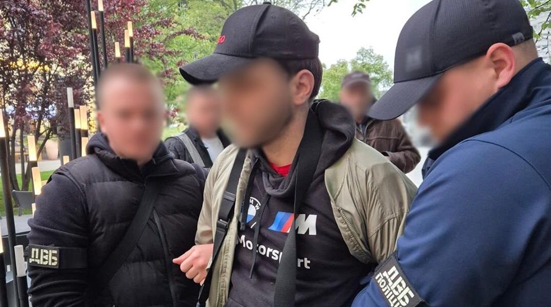 Новини Києва - У Києві власник барбершопу допомагав клієнтам тікати від мобілізації