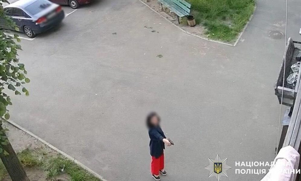 Новини Києва - У Києві жінка стріляла по дверях багатоповерхівки