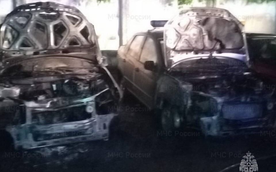 Новини світу - У РФ дівчина підпалила п'ять авто Росгвардії