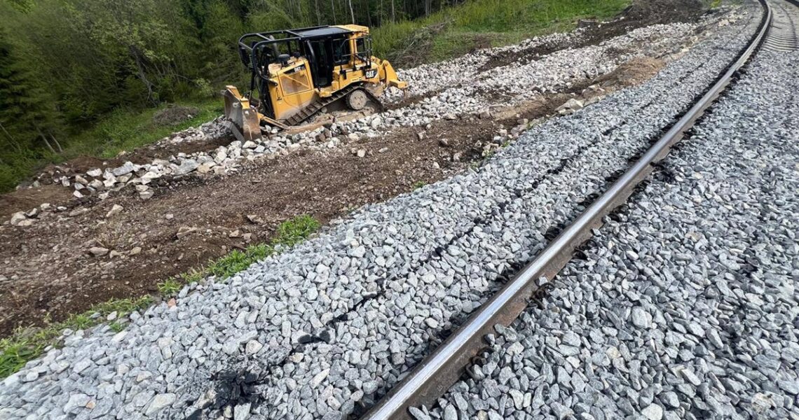 Новини України - УЗ відновлює інфраструктуру у Карпатах, де стався провал грунту