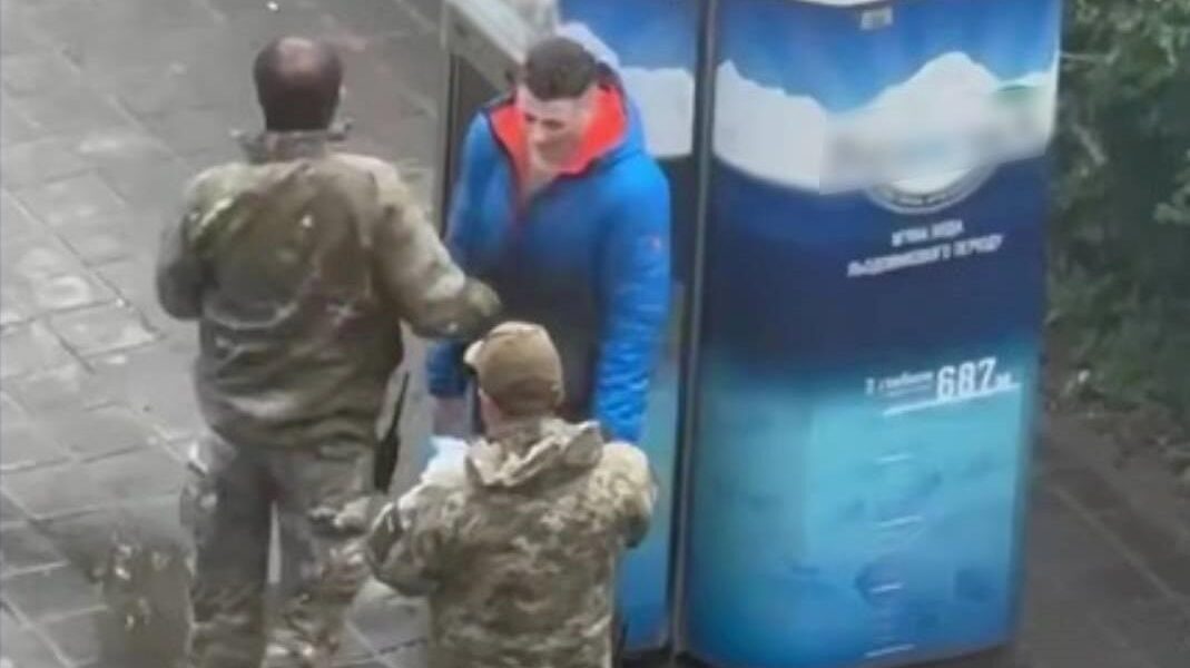 Новини України - В Харкові працівнику ТЦК оголосили підозру за побиття чоловіка