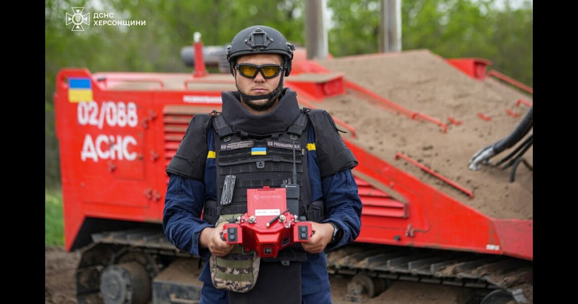 Сапери ДСНС продовжують розміновувати Херсонщину