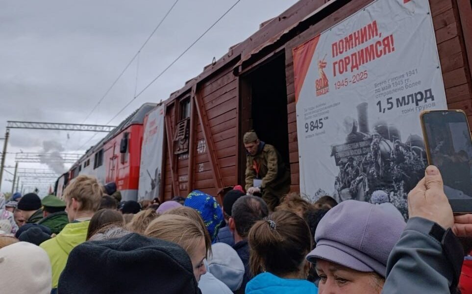 Новини світу - Жителі російського міста билися за кашу біля "поїзда перемоги"