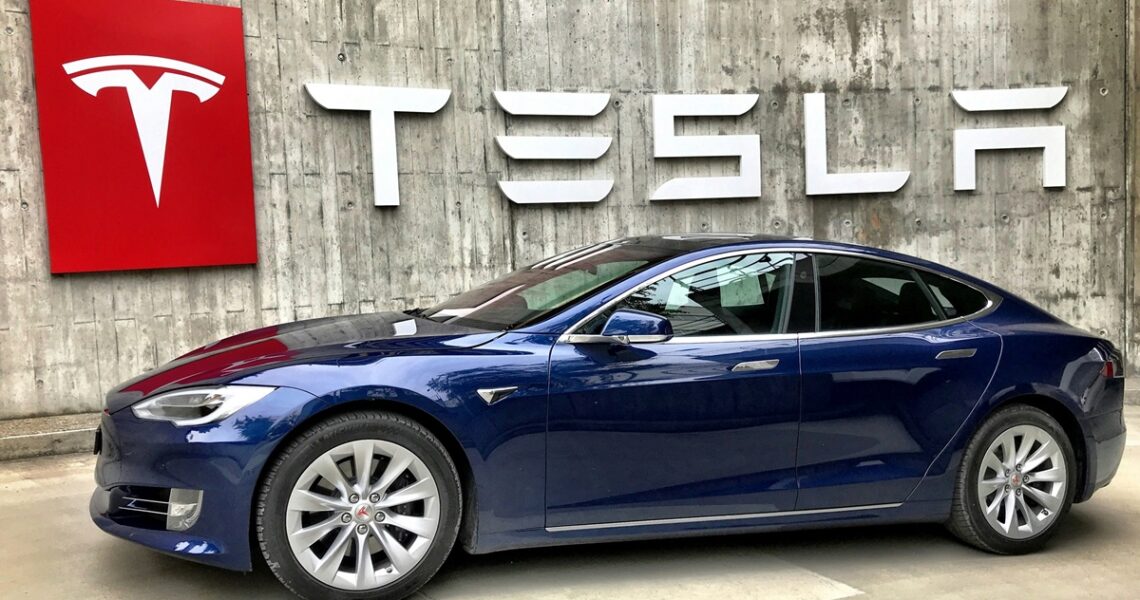 Новини бізнесу - Акції Tesla падають на тлі суперечки Маска з Трампом