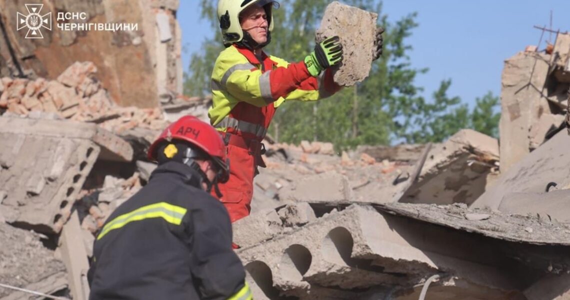 Новини України - Атака на Чернігів: з-під завалів деблокували тіло