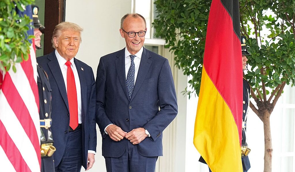 Новини світу - Мерц вручив Трампу неочікуваний подарунок