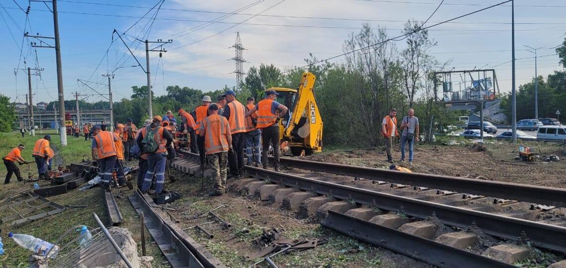 Новини Києва - Метро та УЗ відновлюють колії після атаки, змінено маршрути