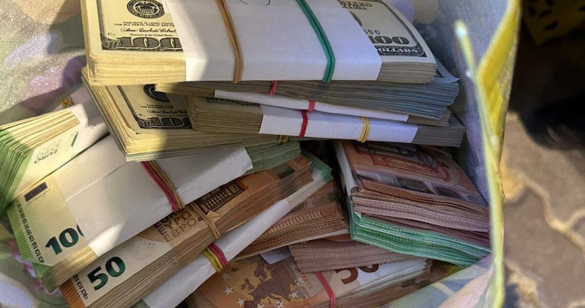 Новини України - Митники відібрали на кордоні 220 тис. євро, сховані в багажнику авто