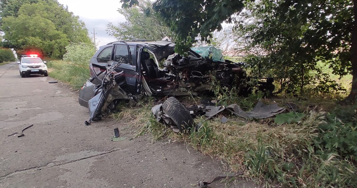 Новини України - На Одещині водій врізався в дерево, є загиблий