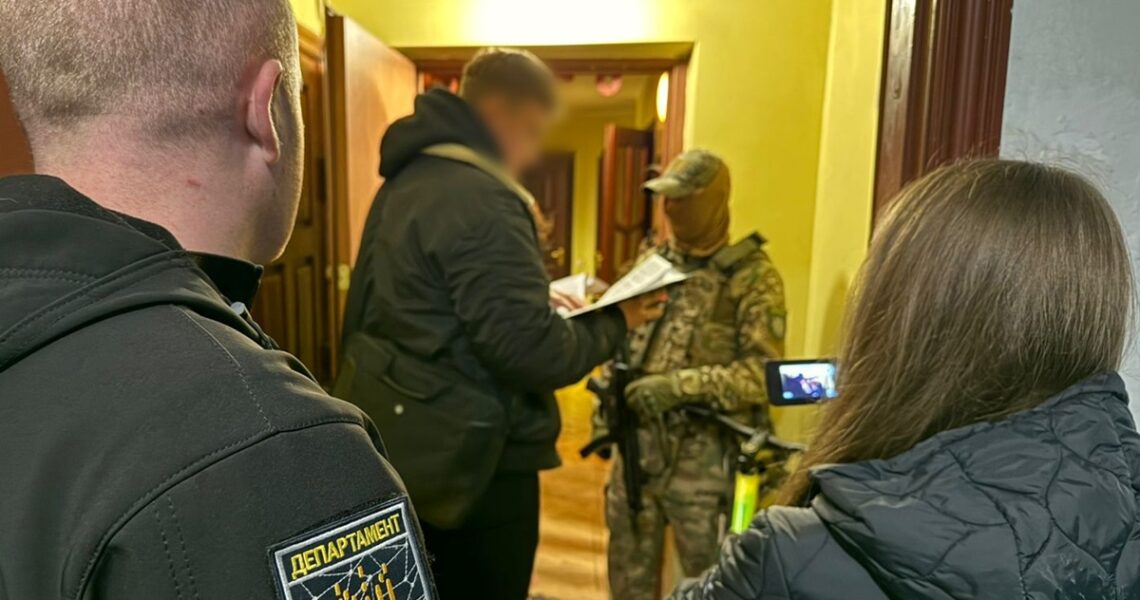 Новини України - На Вінниччині шахрай викрав майже мільйон гривень у матері загиблого воїна