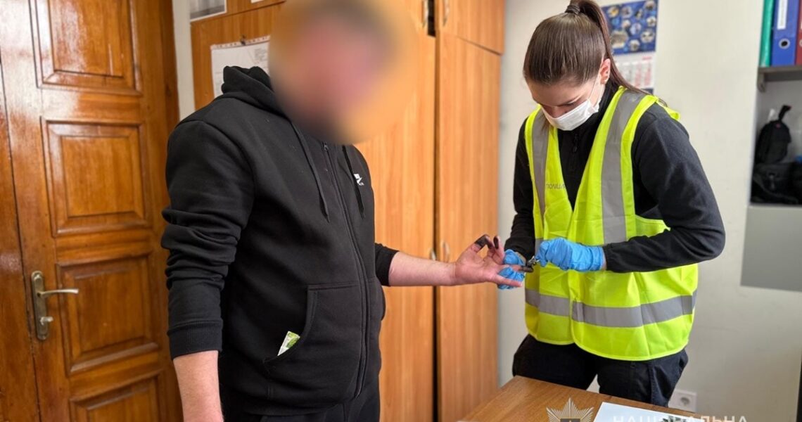 Новини України - Поранив і пограбував військового: одесит отримав вісім років за напад