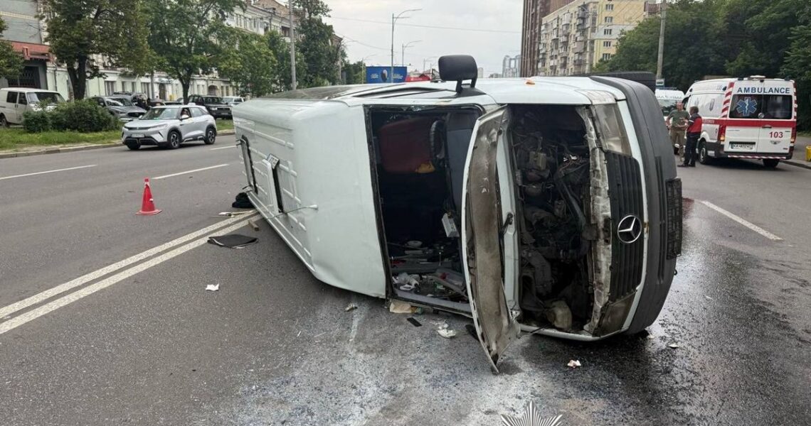 Новини Києва - Посеред проспекту у Києві перекинувся мікроавтобус