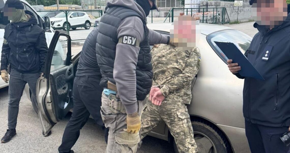 Новини України - Правоохоронець намагався "вивезти" ухилянта на надувному матраці