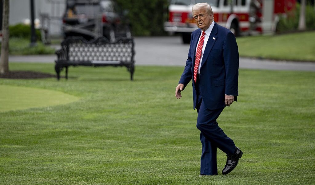 Новини світу - Трамп поширив конспірологію про "заміну Байдена роботом"