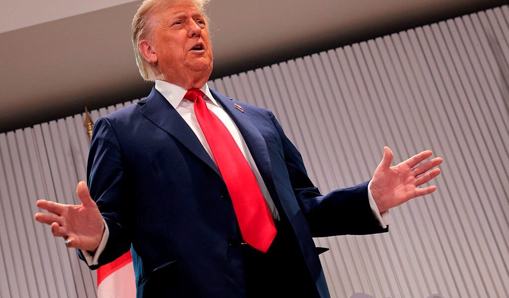 Новини бізнесу - Трамп запустить мобільний оператор Trump Mobile