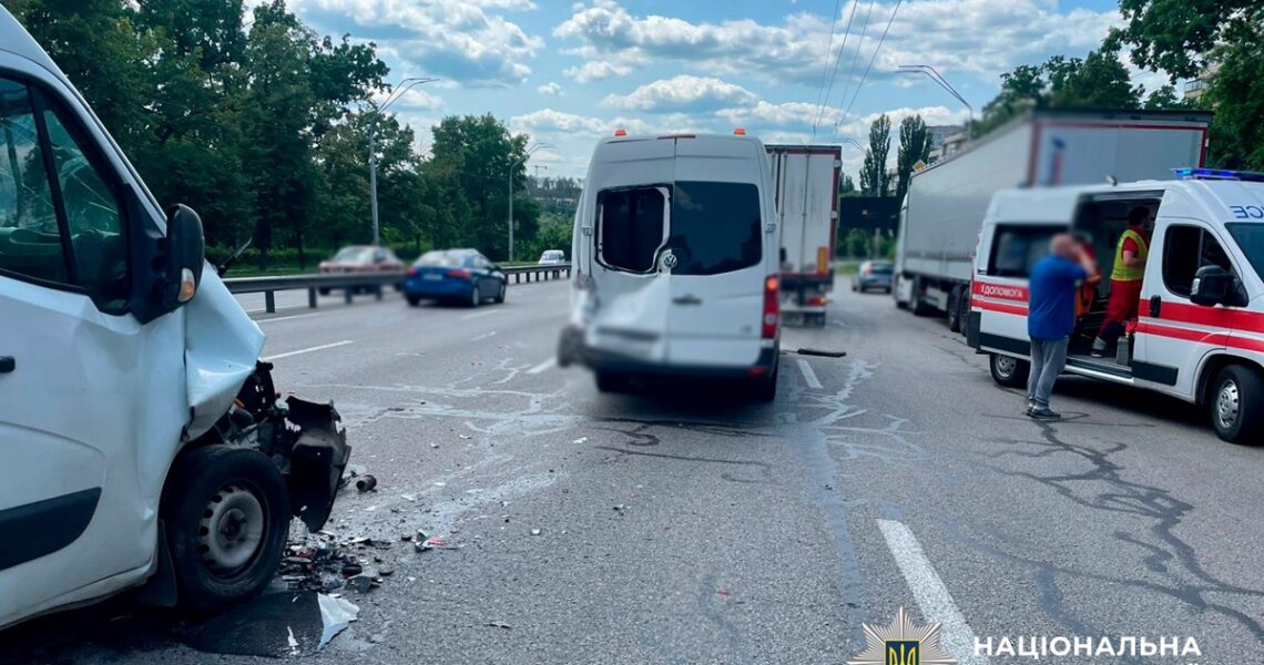 Новини Києва - У Києві мікроавтобус протаранив авто, постраждали діти