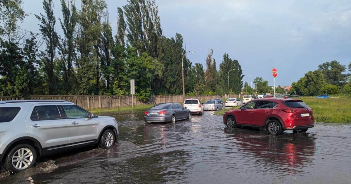Новини Києва - У Києві негода пошкодила автомобілі та майно