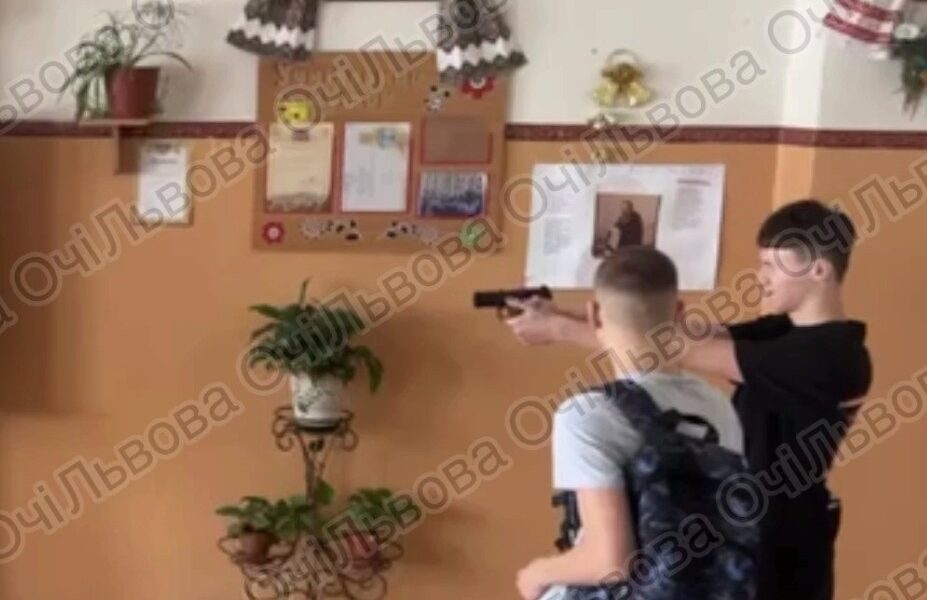 Новини України - У Львові учень стріляв у школі з пневматики