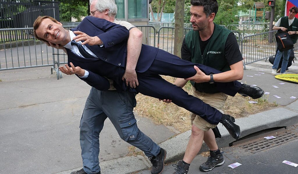 Новини світу - У Парижі з музею вкрали статую Макрона та принесли під посольство РФ