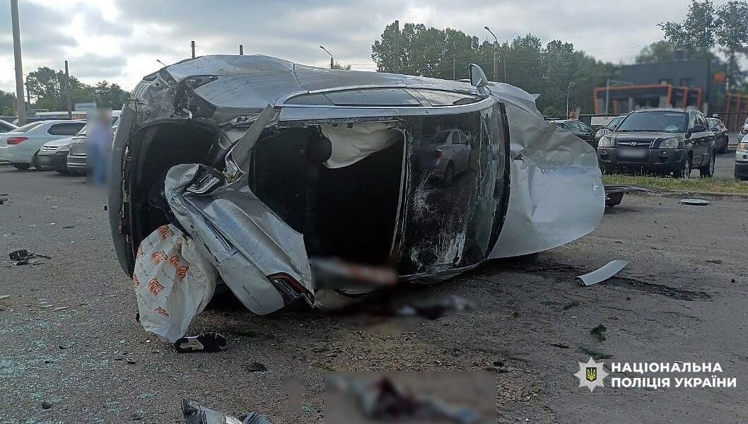 Новини України - У Полтаві Tesla влетіла в парковку, є постраждалі