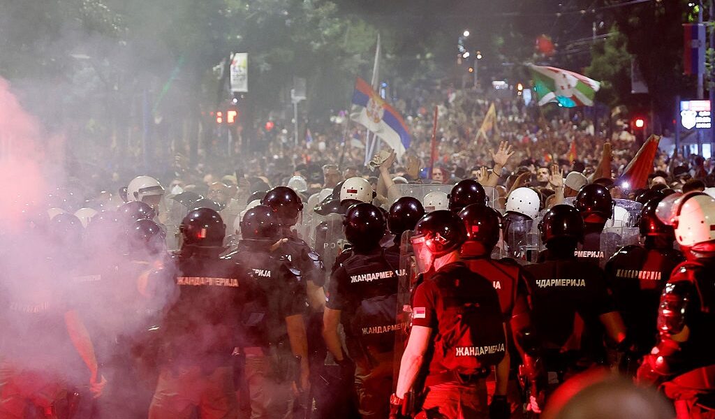 Новини світу - В Сербії спалахнули масові протести, що переросли в сутички
