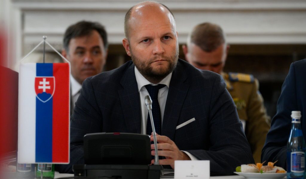 Новини світу - В Словаччині вирішили затримати екс-міністра через допомогу Україні