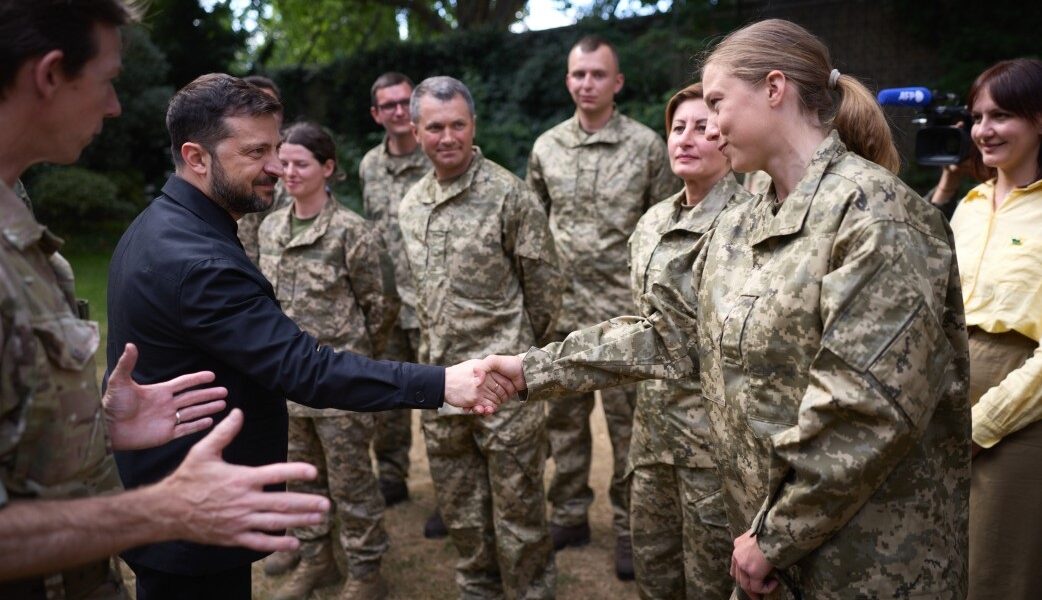 Новини України - Зеленський і Стармер зустрілися з бійцями ЗСУ, що готуються у Британії