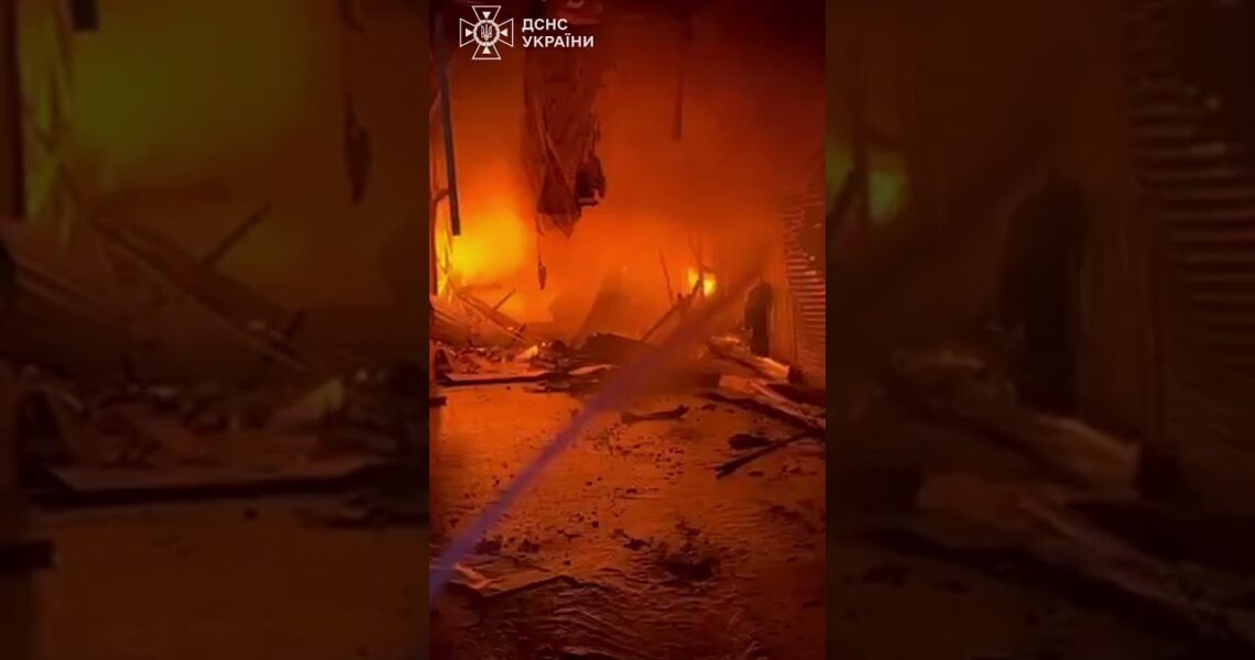 На території ринку “Привоз” рятувальники ліквідували пожежу, що виникла внаслідок російських ударів.