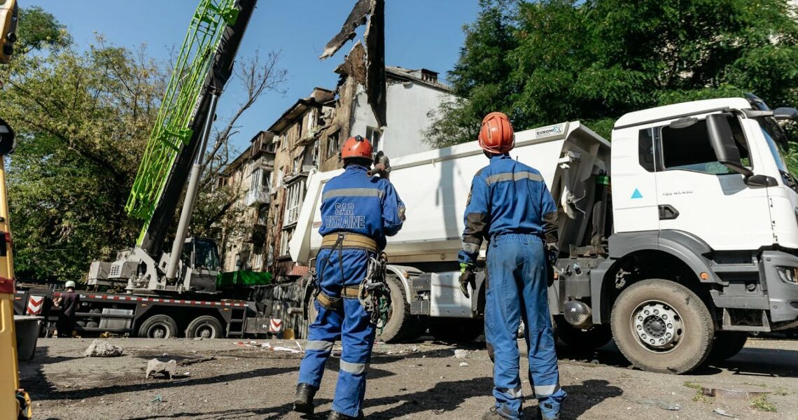 На місцях російських ударів у Києві працюють понад 700 поліцейських та рятувальників