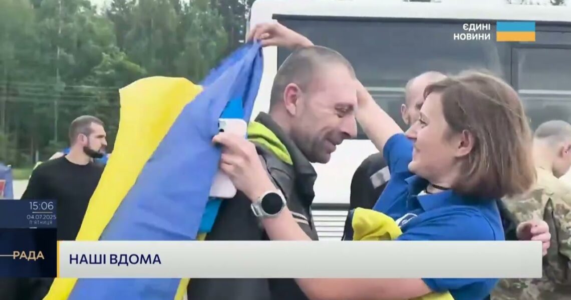 Сльози радості: емоційні кадри повернення українських героїв з полону