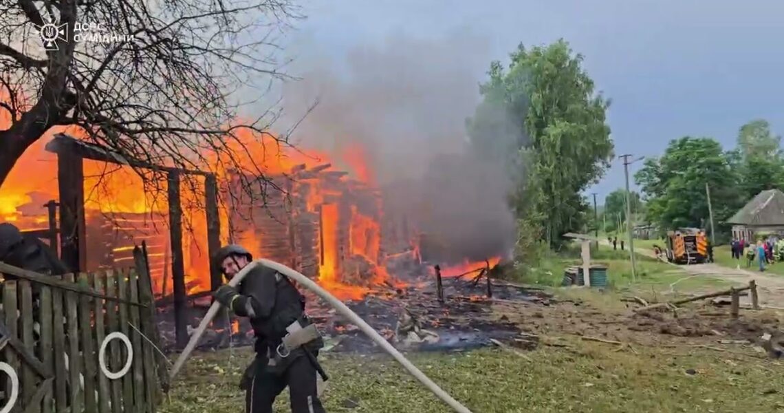 росія атакувала житловий сектор Ямпільської громади на Сумщині. Виникла масштабна пожежа