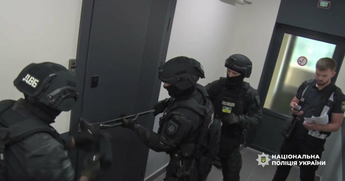Нацполіція ліквідувала злочинну групу, яка підривала роботу ЗСУ: проведено понад 50 обшуків