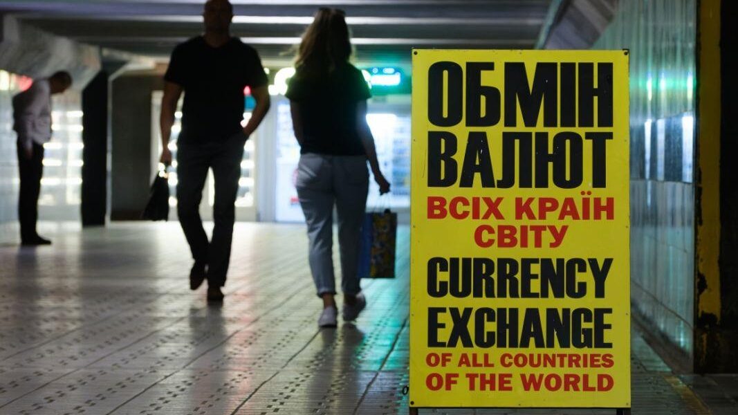 Новини бізнесу - Долар і євро почали дешевшати в обмінних пунктах