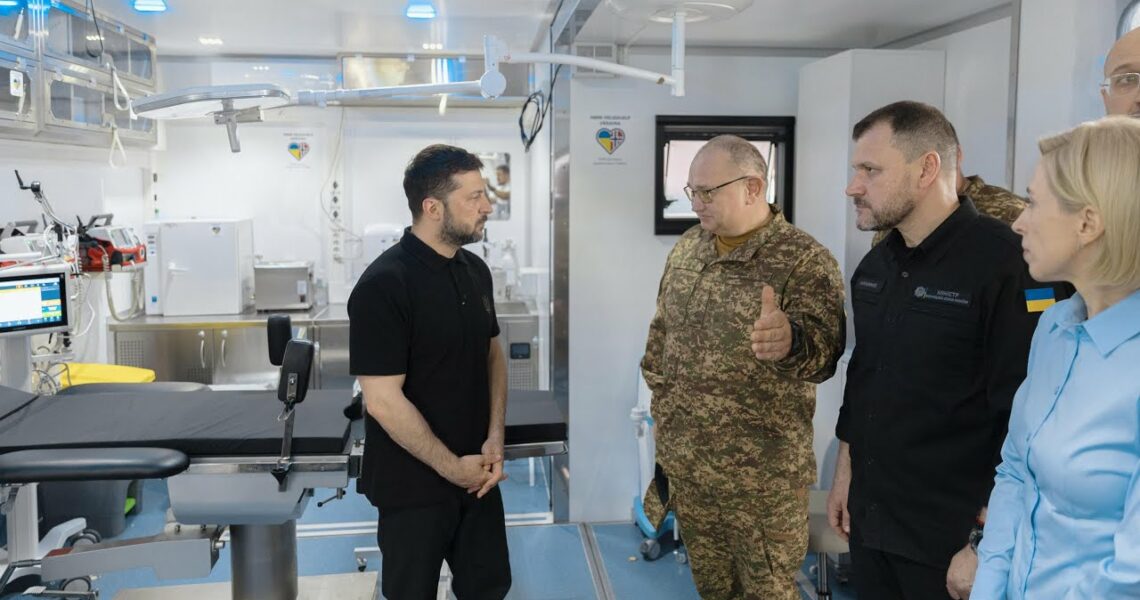 Володимир Зеленський подякував медикам за службу в умовах війни та відзначив лікарів системи МВС