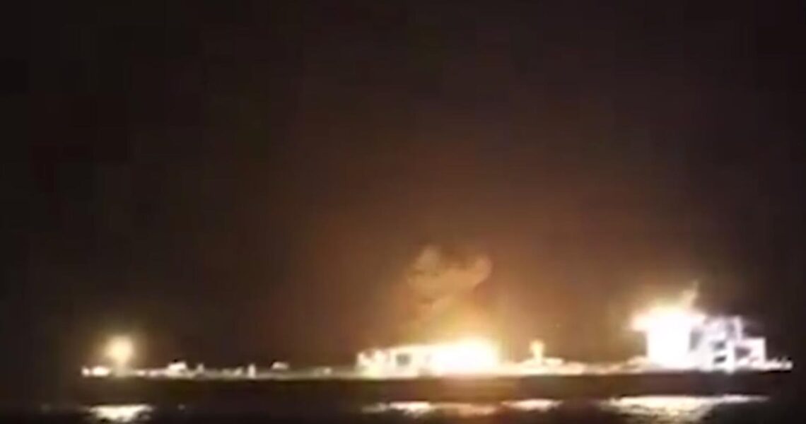 Новини світу - Хусити потопили балкер у Червоному морі
