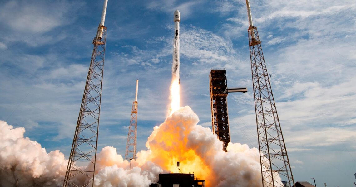 Технології - Компанія SpaceX запустила у космос два супутники зв’язку