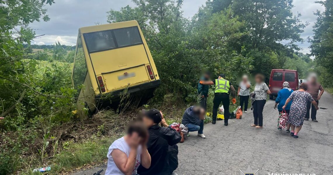 Новини України - На Вінниччині автобус з пасажирами злетів у кювет