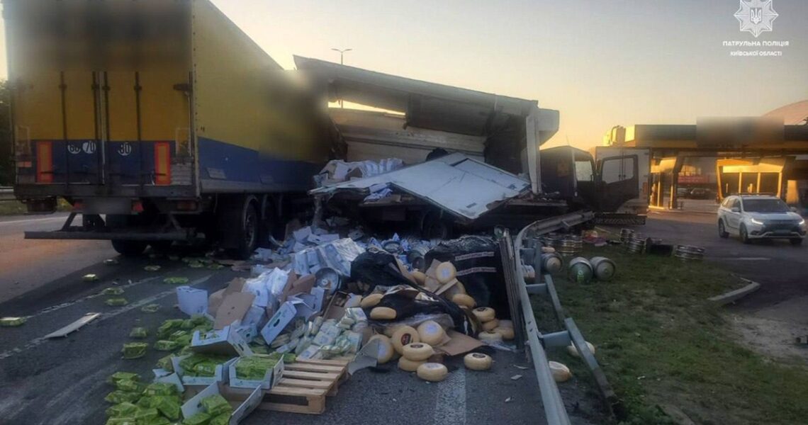 Новини України - Під Києвом сталась ДТП за участі двох вантажівок: утворився затор