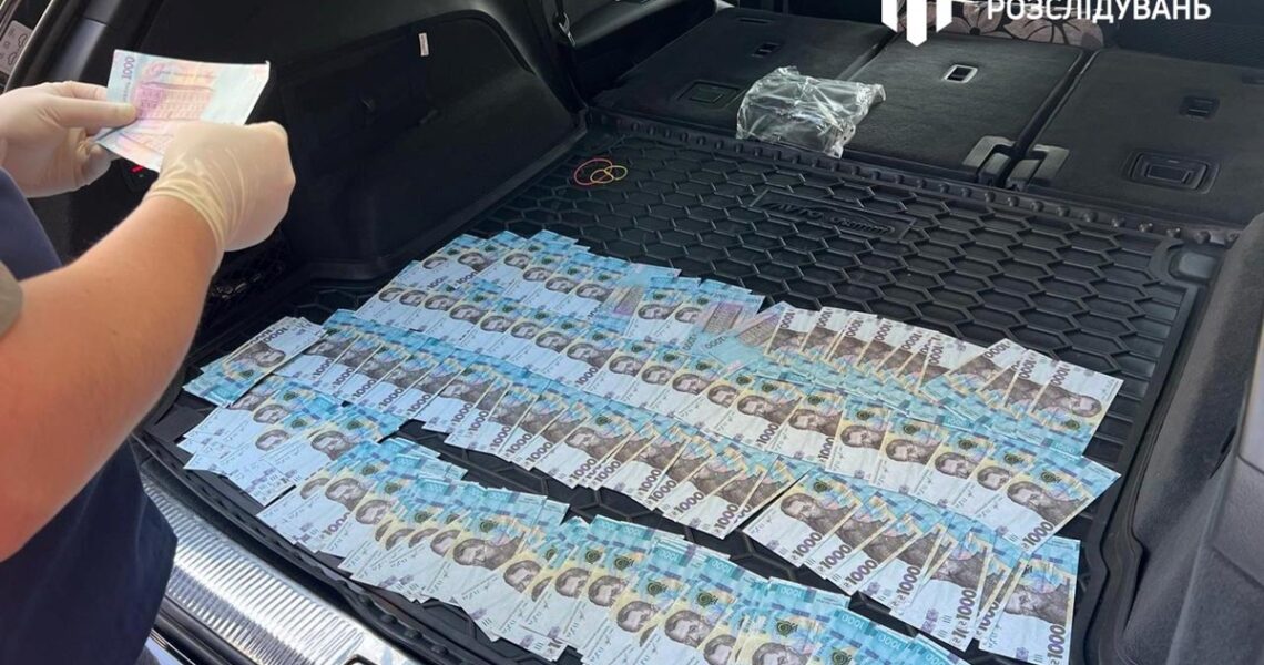 Новини України - Посадовця податкової на Хмельниччині зловили на хабарі