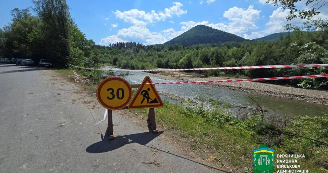 Новини України - Повінь частково зруйнувала дамбу на Буковині