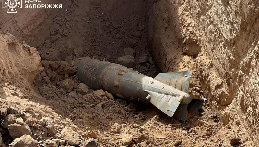 Новини України - Росіяни скинули бомбу на пам'ятник льотчику на Запоріжжі - соцмережі