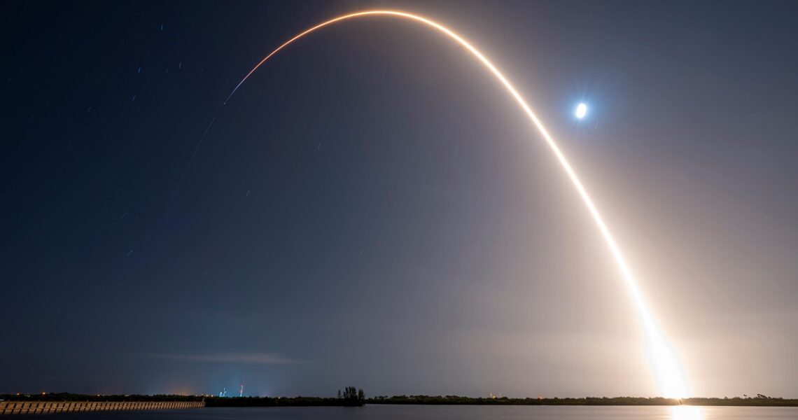 Технології - SpaceX вивела на орбіту супутники конкурента Starlink